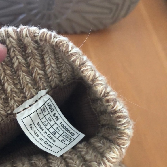 Ugg size 7 never worn - Picture 4 of 4